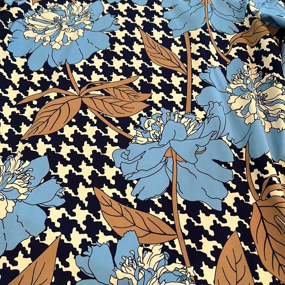 J. McLaughlin Signature Tee in a blue/brown floral pattern - Picture 4 of 10